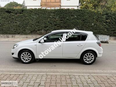 Opel Astra 2011 1.4 Essentia